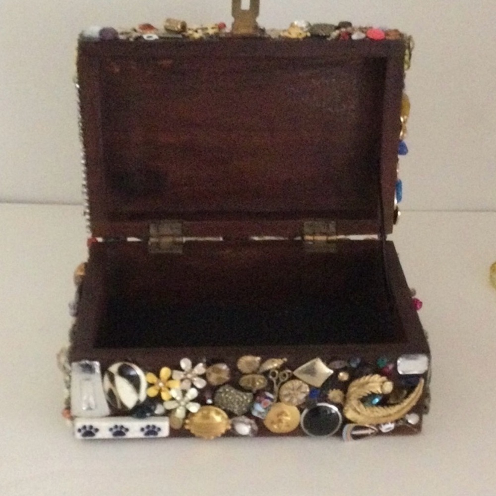 Vintage Treasure Jeweled Wooden Lined Box - Picture 8 of 9